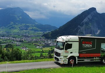 Nous fonctionnons avec notre propre flotte de camion, ceci afin de garantir que vos portes arrivent sans dommage chez vous. | © RIWAG Türen AG