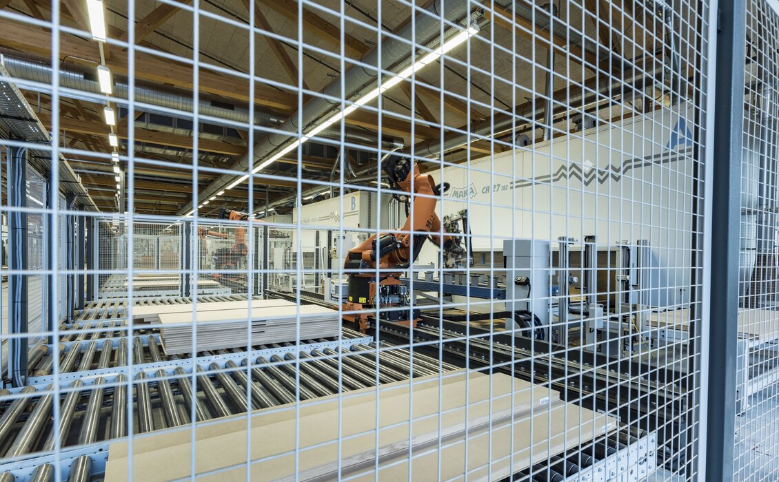 Nos centres d'usinage sont alimentés par robots. | © RIWAG Türen AG