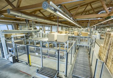 Stockage automatique des âmes et des revêtements d’ébauches dans la chaîne automatisée. | © RIWAG Türen AG