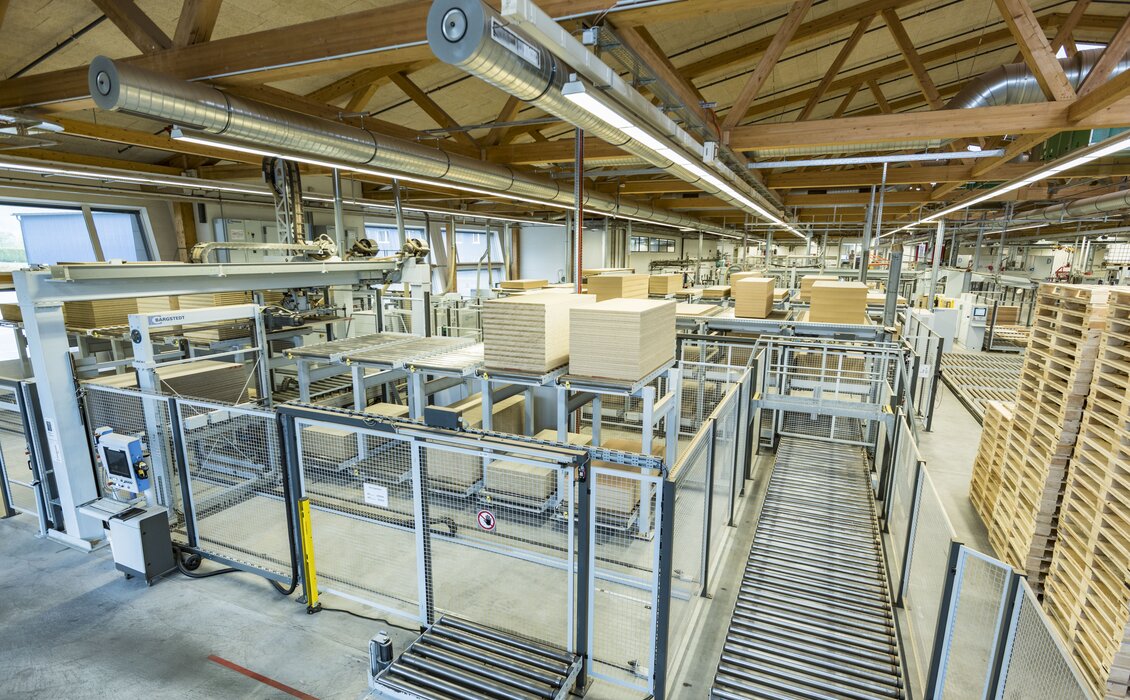 Stockage automatique des âmes et des revêtements d’ébauches dans la chaîne automatisée. | © RIWAG Türen AG